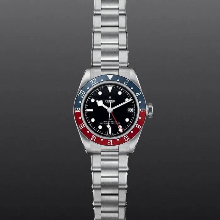 TUDOR Rings Black Bay GMT