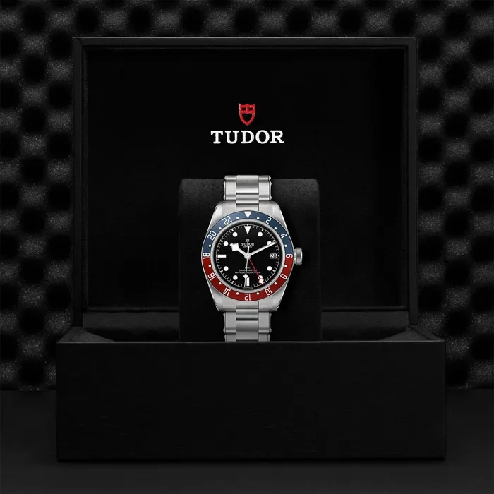 TUDOR Rings Black Bay GMT